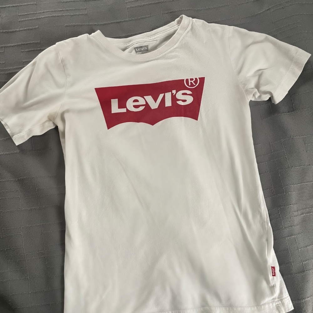 Levi’s t-shirt